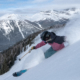 Skifahrer am Hang mit staubendem Schnee Lake Louise